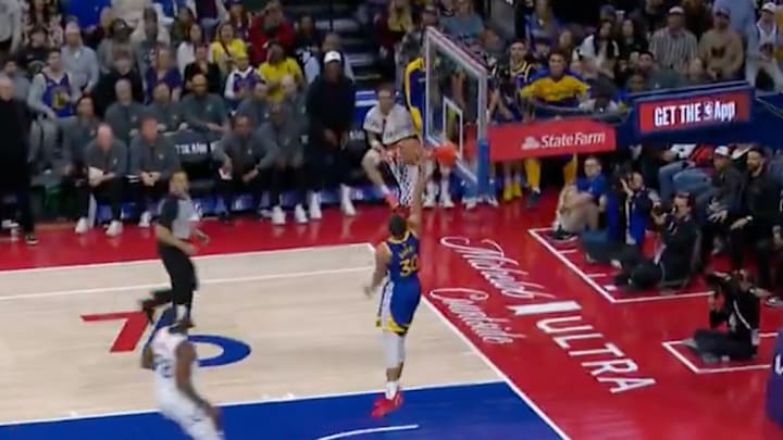 Steph Curry threw down his first dunk in six years Saturday night against the Sixers. 