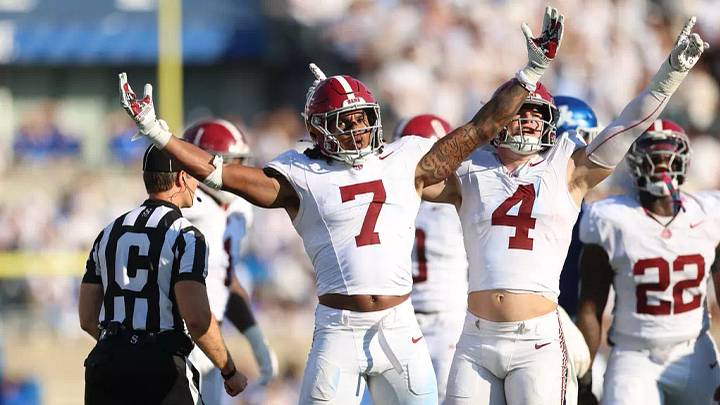 Alabama Linebacker Caleb Woodson (7) and Alabama Linebacker Luke Metz (4) in action against Kentucky at Kroger Field in Lexington, KY on Saturday, Sep 12, 2026.
