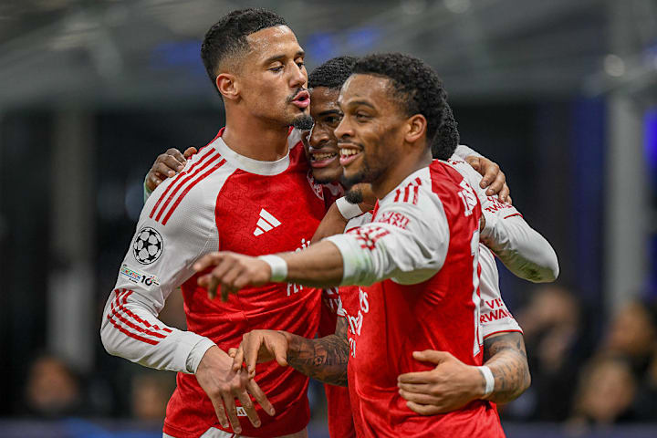 กองหลัง วิลเลียม ซาลิบา และ ยูร์เรียน ทิมเบอร์