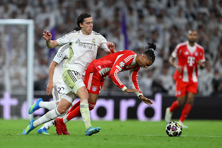 อัลบาโร การ์เรราส และไมเคิล โอลิเซ