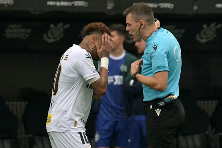 Neymar, referee เนย์มาร์, ผู้ตัดสิน