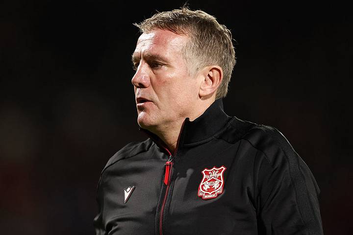 Phil Parkinson during the Sky Bet Championship match between Wrexham AFC and Portsmouth. ฟิล พาร์กินสัน ระหว่างการแข่งขัน Sky Bet Championship ระหว่างเร็กซ์แฮม เอเอฟซี และพอร์ตสมัธ