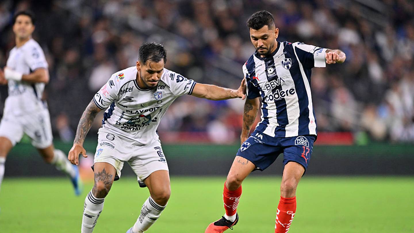 Con exhibición de "Tecatito" , Rayados supera a Pachuca y regresa a zona de liguilla