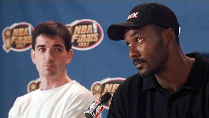 John Stockton (L) listens to Karl Malone (R) of th
