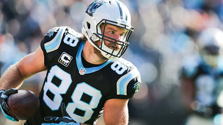 November 22, 2015: Carolina Panthers tight end Greg Olsen (88) runs after the catch during the game between Washington and Carolina at Bank of America Stadium in Charlotte, NC. The Panthers remain undefeated with a final score of 44-16 over the Redskins.
