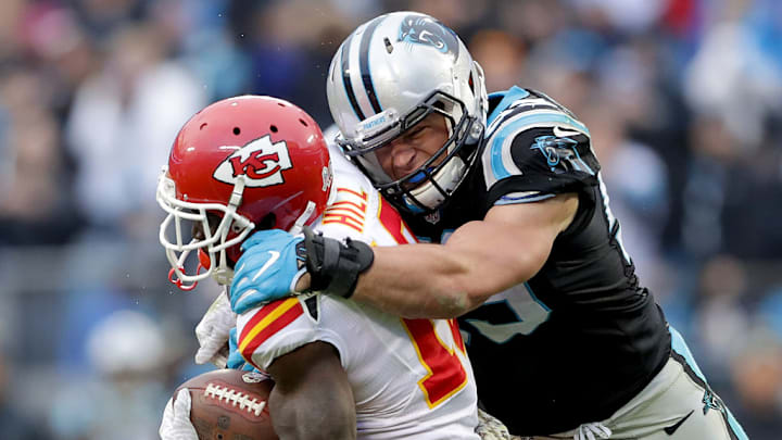 CHARLOTTE, NC - NOVEMBER 13: Luke Kuechly #59 of the Carolina Panthers tackles Tyreek Hill #10 of the Kansas City Chiefs in the 4th quarter during their game at Bank of America Stadium on November 13, 2016 in Charlotte, North Carolina. 