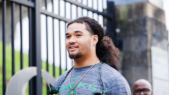 Oregon Ducks defensive lineman Matayo Uiagalelei before the game against the Minnesota Golden Gophers in Autzen Stadium Oregon Ducks defensive lineman Matayo Uiagalelei before the game against the Minnesota Golden Gophers in Autzen Stadium