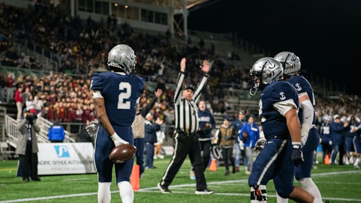 Lake Oswego junior running back LaMarcus Bell piled up 262 yards and four touchdowns in the Lakers' 33-24 semifinal win over reigning champion Central Catholic.