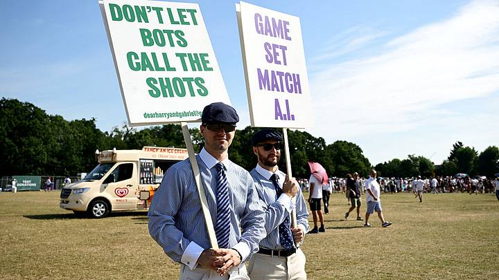 Estudiantes vestidos como jueces de línea protestan a las afueras de Wimbledon. Estudiantes vestidos como jueces de línea protestan a las afueras de Wimbledon.