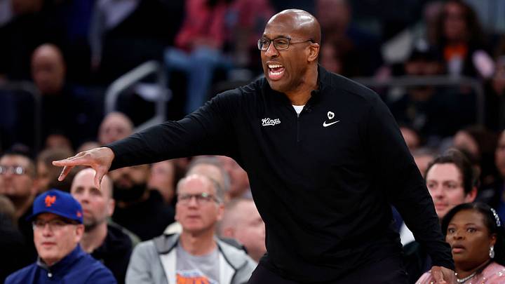 Mike Brown dirigió a Sacramento Kings y los llevó a Playoffs. Mike Brown dirigió a Sacramento Kings y los llevó a Playoffs.