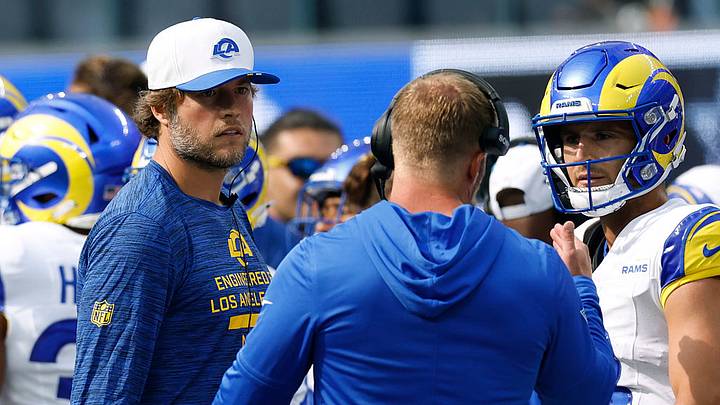 Matthew Stafford (I) y Stetson Bennett IV (d) escuchan al coach Sean McVay (c) en el juego ante los Cowboys.