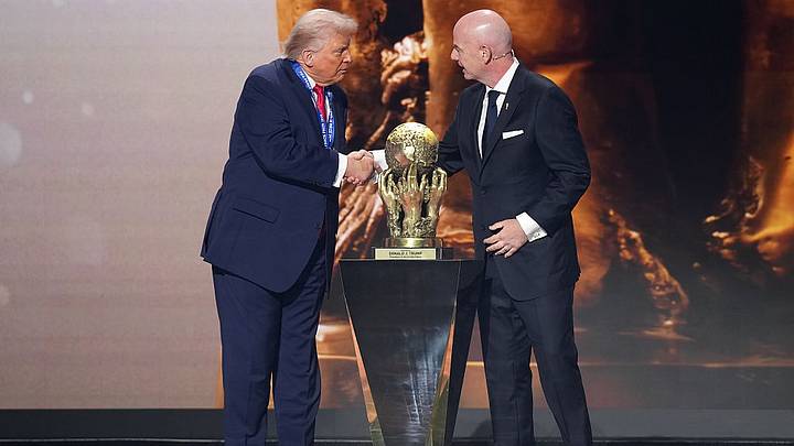 Donald Trump recibe el Premio de la Paz de la FIFA por parte de Gianni Infantino, presidente de la FIFA. Donald Trump recibe el Premio de la Paz de la FIFA por parte de Gianni Infantino, presidente de la FIFA.