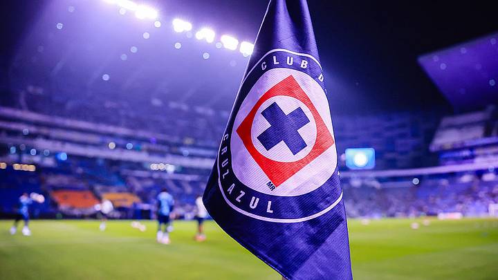 Una bandera del Cruz Azul en el Estadio Cuauhtémoc, en el partido que La Máquina jugó como local ante Pumas en la última jornada del Apertura 2025