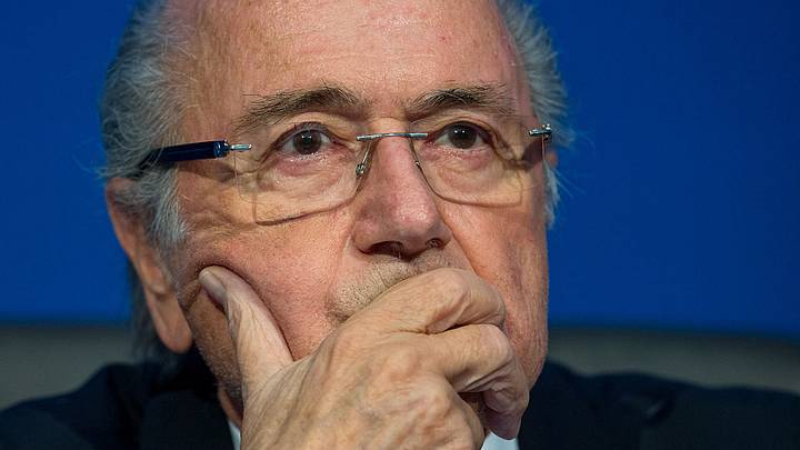 Joseph Blatter, expresidente de la FIFA, considera inseguro viajar a EEUU para la Copa del Mundo por su clima político. Joseph Blatter, expresidente de la FIFA, considera inseguro viajar a EEUU para la Copa del Mundo por su clima político.
