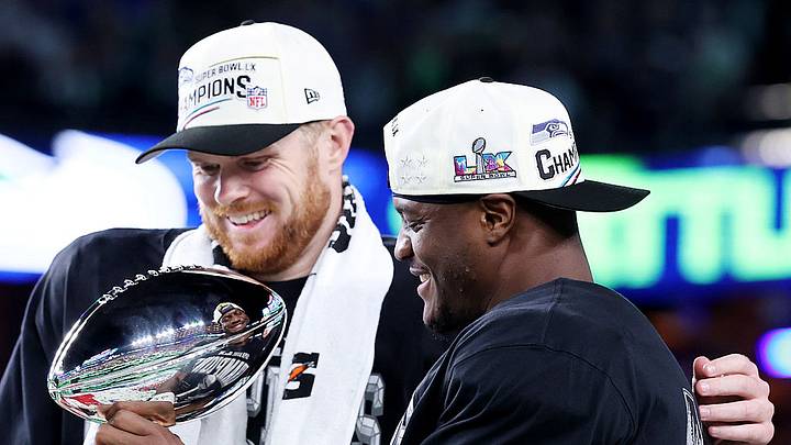 Sam Darnold y Kenneth Walker III con el trofeo Vince Lombardy. Sam Darnold y Kenneth Walker III con el trofeo Vince Lombardy.