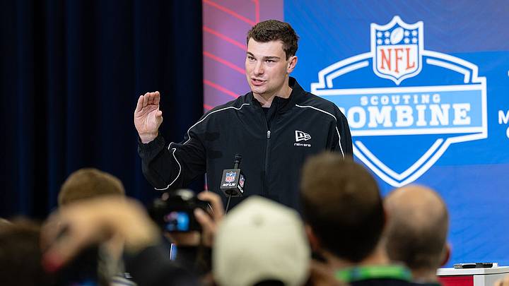 Fernando Mendoza, ante los medios en el NFL Combine. Fernando Mendoza, ante los medios en el NFL Combine.