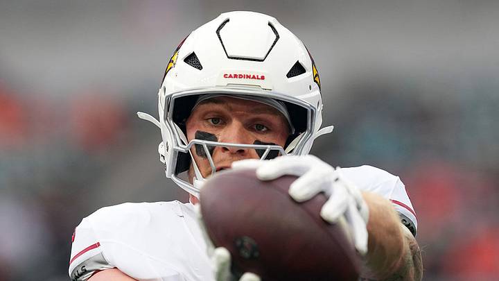 Trey McBride, de los Cardinals, lidera a los alas cerradas en recepciones.