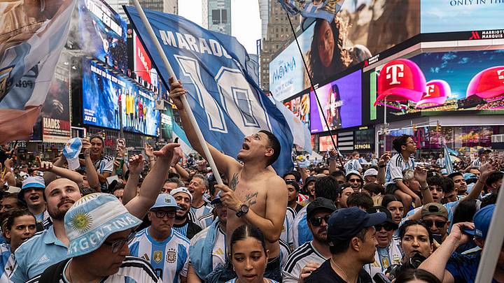 Aficionados de la selección de Argentina se concentran en Times Square para mostrar su apoyo antes de la gran final de la Copa Mundial de la FIFA 2026 Aficionados de la selección de Argentina se concentran en Times Square para mostrar su apoyo antes de la gran final de la Copa Mundial de la FIFA 2026