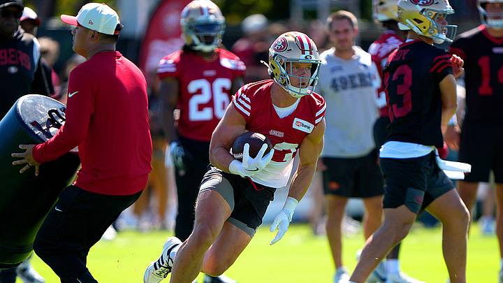 Al comenzar su décima temporada en la NFL, Christian McCaffrey sigue siendo uno de los mejores jugadores ofensivos de la liga. Al comenzar su décima temporada en la NFL, Christian McCaffrey sigue siendo uno de los mejores jugadores ofensivos de la liga.