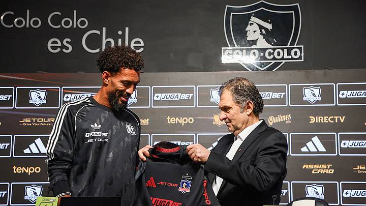 Vozinha recibe su camiseta por parte del presidente del Colo Colo,  Aníbal Mossa.