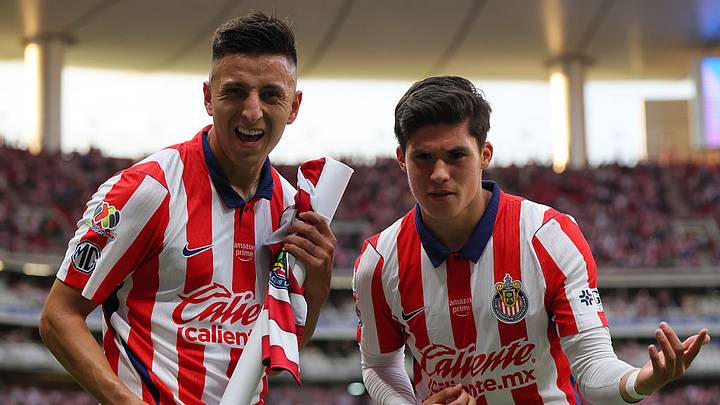 Roberto Alvarado celebra un gol en el Apertura 2026