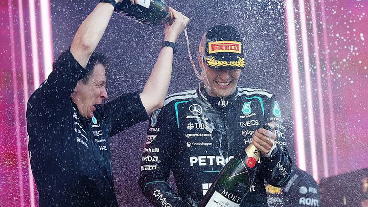 George Russell celebra su triunfo en el Gran Premio de Azerbaiyán. George Russell celebra su triunfo en el Gran Premio de Azerbaiyán.