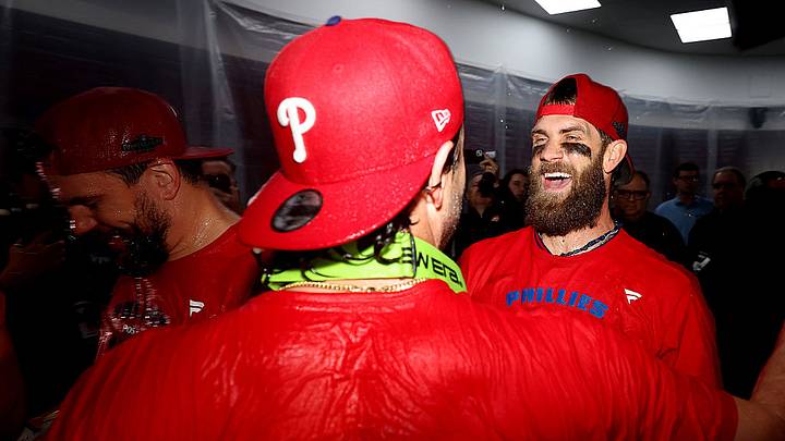 Con jonrones de Bryce Harper y Edmundo Sosa, los Phillies de Filadelfia aseguraron este domingo su pase a los playoffs con una victoria 7-3 sobre los Tampa Bay Rays, en el cierre de la temporada regular de las Grandes Ligas de béisbol. Con jonrones de Bryce Harper y Edmundo Sosa, los Phillies de Filadelfia aseguraron este domingo su pase a los playoffs con una victoria 7-3 sobre los Tampa Bay Rays, en el cierre de la temporada regular de las Grandes Ligas de béisbol.