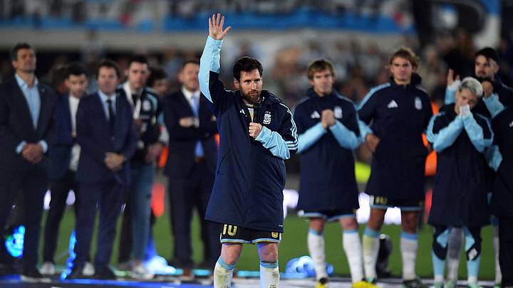 Lionel Messi dice adiós a la Selección de Argentina con gol, doble asistencia y lágrimas. Lionel Messi dice adiós a la Selección de Argentina con gol, doble asistencia y lágrimas.