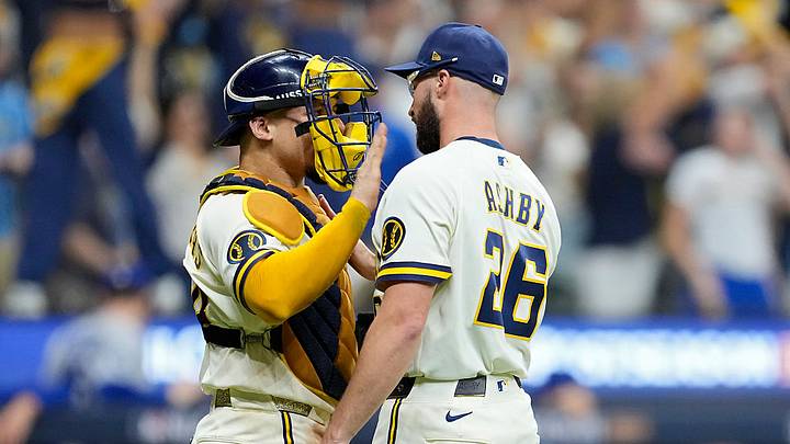 Los Cerveceros de Milwaukee vencieron 7-4 a los Dodgers de Los Ángeles para tomar ventaja de 2-0 en la Serie de Campeonato de la Liga Nacional. Los Cerveceros de Milwaukee vencieron 7-4 a los Dodgers de Los Ángeles para tomar ventaja de 2-0 en la Serie de Campeonato de la Liga Nacional.