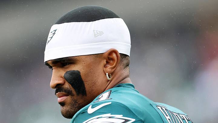 Jalen Hurts no estará presente con los Philadelphia Eagles debido a un coágulo. Jalen Hurts no estará presente con los Philadelphia Eagles debido a un coágulo.