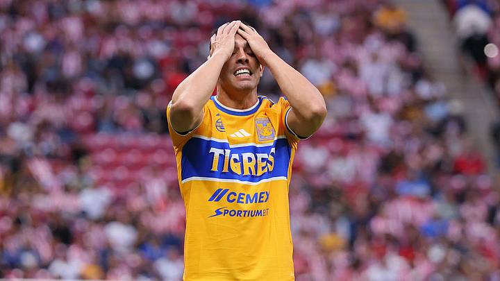 Juan Brunetta fue expulsado antes del descanso del partido entre Chivas y Tigres. Juan Brunetta fue expulsado antes del descanso del partido entre Chivas y Tigres.