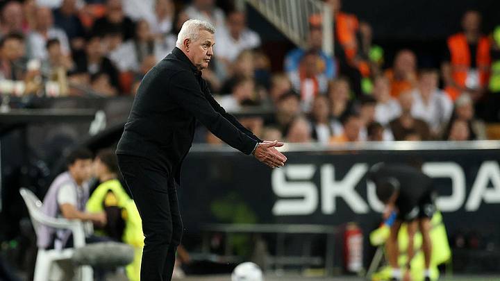 El director técnico del Valencia CF, Javier Aguirre, gesticula con intensidad en el área técnica durante el duelo frente al Athletic Club en el Estadio de Mestalla El director técnico del Valencia CF, Javier Aguirre, gesticula con intensidad en el área técnica durante el duelo frente al Athletic Club en el Estadio de Mestalla