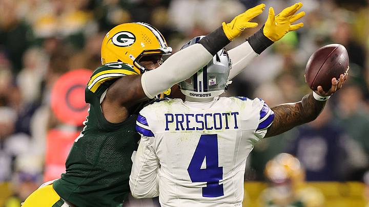 El mariscal de campo de los Cowboys, Dak Prescott, fue golpeado siete veces el domingo por la noche y presionado en numerosas ocasiones más. El mariscal de campo de los Cowboys, Dak Prescott, fue golpeado siete veces el domingo por la noche y presionado en numerosas ocasiones más.