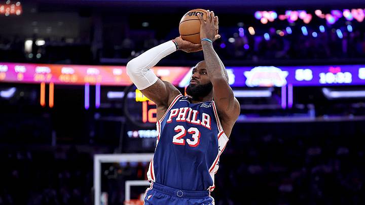 LeBron James debutó con los Philadelphia 76ers ante los campeones New York Knicks en el Madison Square Garden.