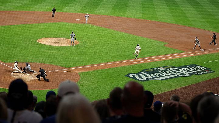 Los Brewers vencieron a los Rays con marcadores cerrados de 3-2 y 5-4 en los primeros dos juegos de la Serie Mundial. Los Brewers vencieron a los Rays con marcadores cerrados de 3-2 y 5-4 en los primeros dos juegos de la Serie Mundial.