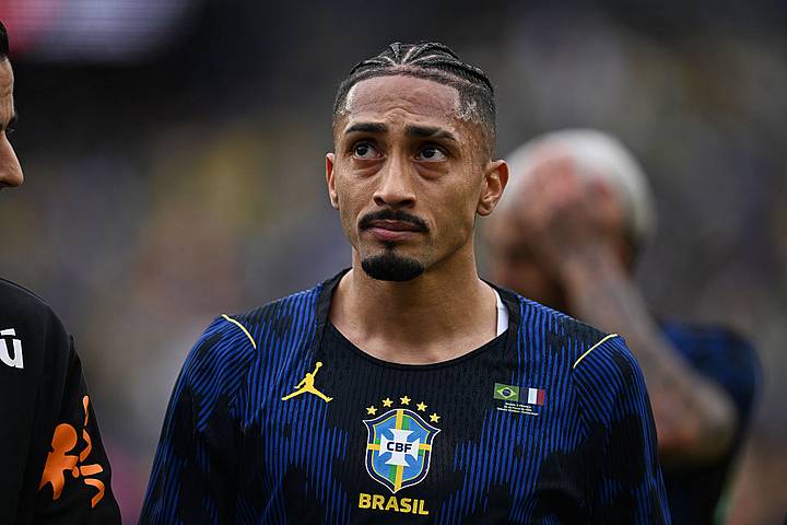 Raphinha chega para a convocação em alta após mais uma temporada decisiva pelo Barcelona Raphinha chega para a convocação em alta após mais uma temporada decisiva pelo Barcelona