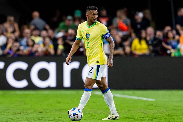 Danilo recebeu elogios públicos de Carlo Ancelotti e já foi confirmado pelo treinador Danilo recebeu elogios públicos de Carlo Ancelotti e já foi confirmado pelo treinador