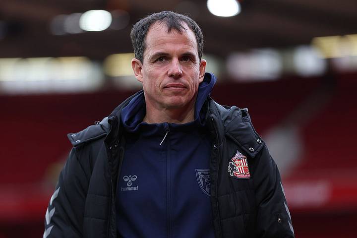 Sunderland manager Regis Le Bris on the touchline ผู้จัดการทีมซันเดอร์แลนด์ เรจิส เลอ บรีส์ บนเส้นข้างสนาม