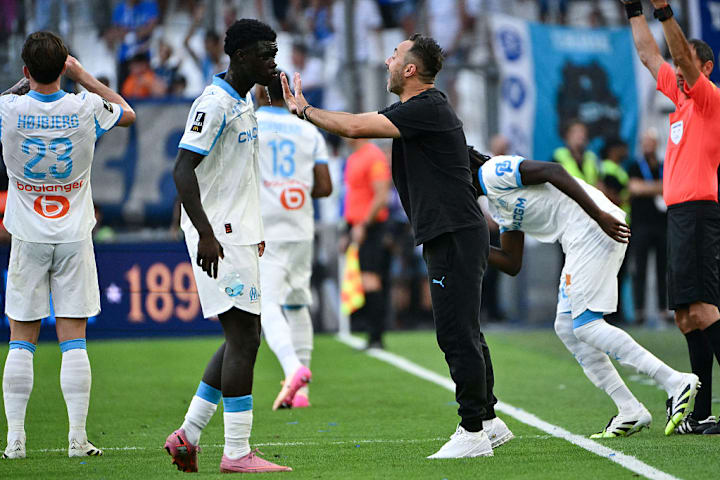 罗伯托·德泽尔比向球员们发出指示