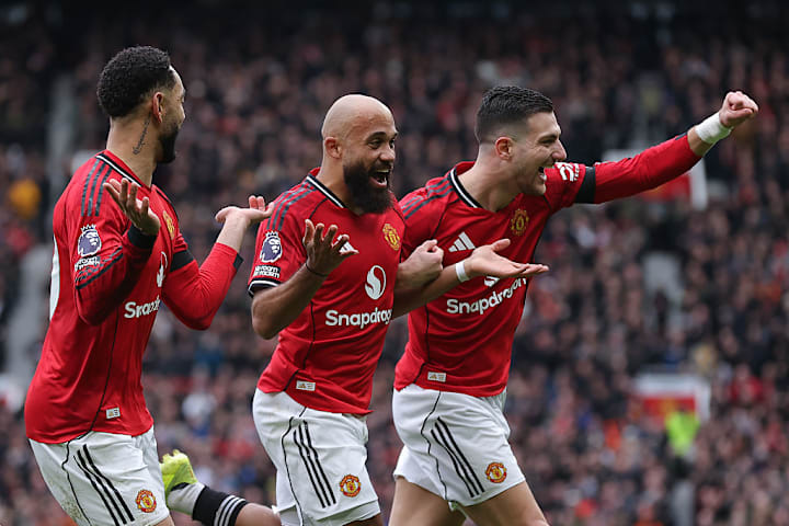 Man Utd players celebrating Bryan Mbeumo's goal