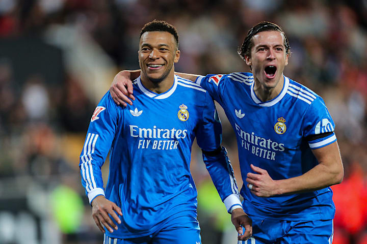 กิลเลียน เอ็มบัปเป้ อัลบาโร คาร์เรรัส