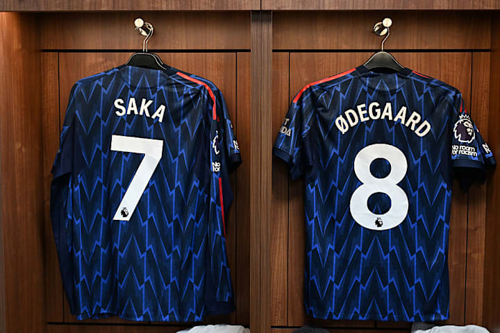 布卡约·萨卡，马丁·厄德高的球衣挂起。