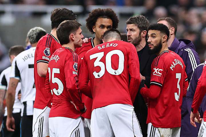 ไมเคิล แคร์ริค สั่งการทีมแมนยูในเกมกับนิวคาสเซิล