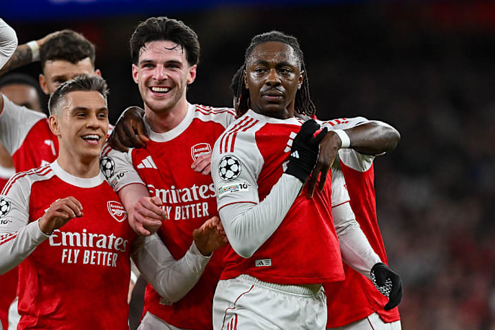 ทีมอาร์เซนอลฉลองร่วมกับเอเบเรชี อีซี