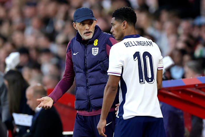 托马斯·图赫尔在2025年英格兰比赛中指导贾德·贝林厄姆。