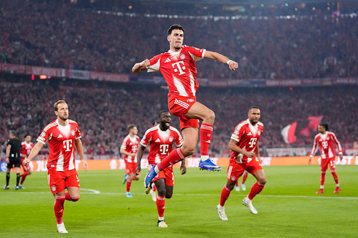Bayern Munich players celebrating a goal.