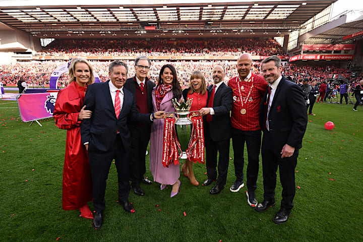 เจ้าของลิเวอร์พูล อาร์เน สล็อต พร้อมถ้วยแชมป์พรีเมียร์ลีก