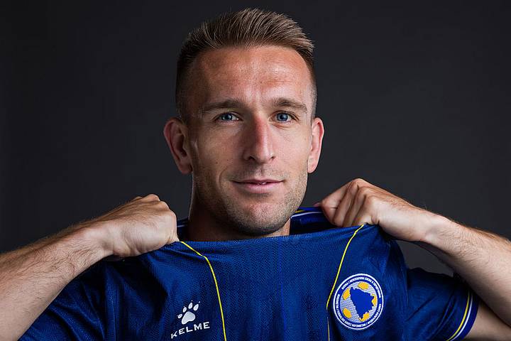 Amar Memic #15 of Bosnia and Herzegovina อามาร์ เมมิช #15 ของบอสเนียและเฮอร์เซโกวีนา