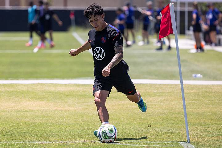 Alex Zendejas kicking