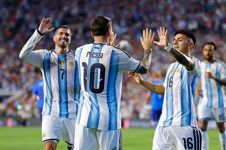 Lionel Messi celebrates Argentina goal ลิโอเนล เมสซี เฉลิมฉลองประตูของอาร์เจนตินา